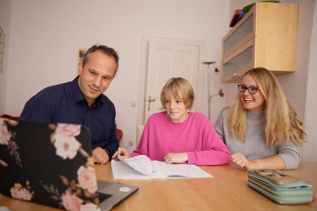 Familia y estudiante analizando opciones para estudiar en Estados Unidos más allá de los rankings universitarios